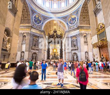 ROME, VATICAN - Août 24, 2018 : l'intérieur de la Basilique Saint-Pierre avec l'arrivée du tourisme de masse Banque D'Images