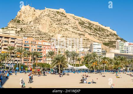 ALICANTE, ESPAGNE - 29 DÉCEMBRE 2018 : vue sur la plage dans la ville méditerranéenne d'Alicante, Espagne Banque D'Images