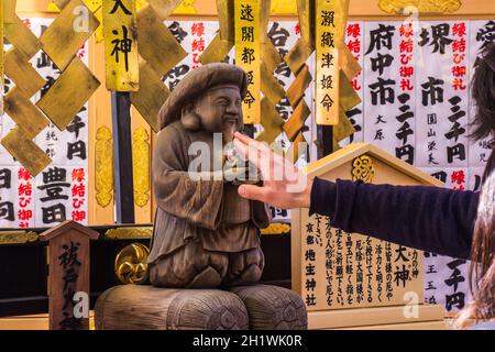 KYOTO, JAPON - 12 mars 2018 : Touristique au Temple Kiyomizu-dera, utilisez vos mains pour toucher Dieu Harada Okami Edo pour prier un Dieu qui purifie le corps et m Banque D'Images