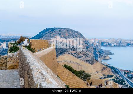 ALICANTE, ESPAGNE - 27 DÉCEMBRE 2018 : vue sur le château de Santa Barbara et la ville méditerranéenne d'Alicante, Espagne Banque D'Images