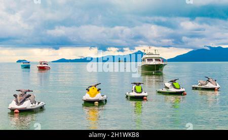 Surat Thani Thaïlande 25. Mai 2018 Plage de Bo Phut avec bateaux et jet ski sur l'île de Koh Samui avec vue sur Koh Pha-ngan en Thaïlande. Banque D'Images