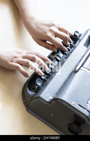 Moscou, Russie - 5 juin 2021 : presse à doigts de la machine à écrire Perkins Brailler Braille. Le premier Perkins Brailler a été produit en 1951 par David Abraham, Banque D'Images