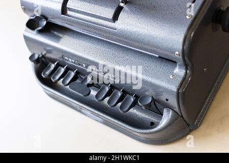 Moscou, Russie - 5 juin 2021 : clavier de Perkins Brailler, machine à écrire en braille. Le premier Perkins Brailler a été produit en 1951 par David Abra Banque D'Images