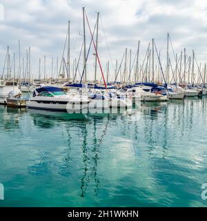 ALICANTE, ESPAGNE - 27 DÉCEMBRE 2018: Vue sur les voiliers et les yachts dans le port méditerranéen d'Alicante, Espagne Banque D'Images