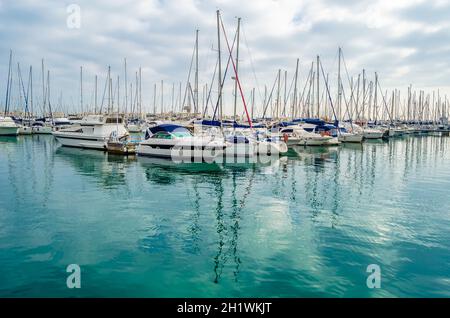 ALICANTE, ESPAGNE - 27 DÉCEMBRE 2018: Vue sur les voiliers et les yachts dans le port méditerranéen d'Alicante, Espagne Banque D'Images