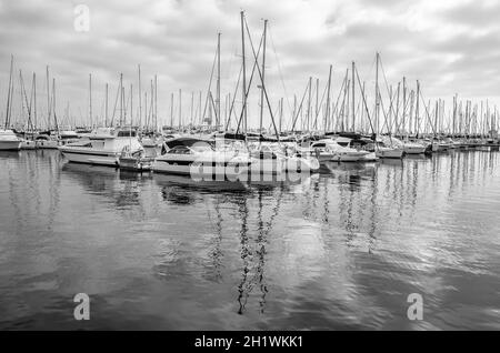 ALICANTE, ESPAGNE - 27 DÉCEMBRE 2018: Vue sur les voiliers et les yachts dans le port méditerranéen d'Alicante, Espagne Banque D'Images