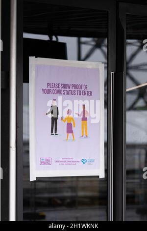 Point de contrôle du statut du vaccin Covid - affiche « Veuillez montrer la preuve de votre statut de covid à saisir » sur la porte du lieu de concert d'Ovo Hydro, Glasgow, Écosse, Royaume-Uni Banque D'Images