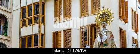 ELCHE, ESPAGNE - 29 DÉCEMBRE 2018: Procession religieuse pendant la fête de la venue de la Vierge ('Fiestas de la Venida de la Virgen'), un hol local Banque D'Images