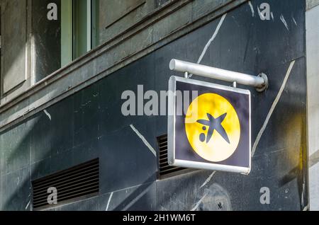 MADRID, ESPAGNE – 12 MAI 2021 : logo CaixaBank dans une succursale bancaire de Madrid, Espagne. CaixaBank est une multinationale espagnole de services financiers Banque D'Images