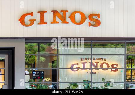 MADRID, ESPAGNE - 12 MAI 2021 : façade d'un restaurant Ginos à Madrid. Ginos est une chaîne de restaurants italiens en Espagne, faisant partie de Grupo VIP Banque D'Images