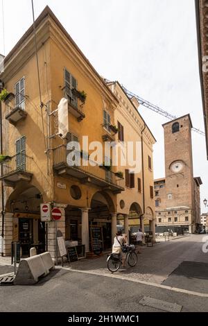 Mantoue, Italie. 13 juillet 2021. La tour du Palazzo del Podestà dans le centre-ville Banque D'Images