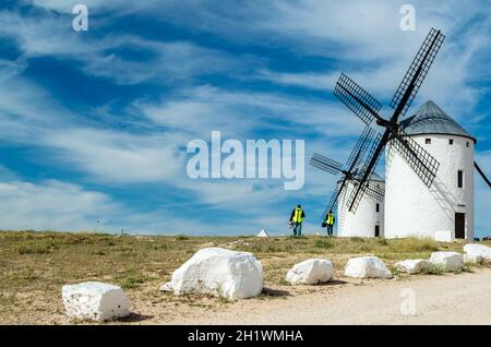 CAMPO DE CRIPTANA, ESPAGNE - 22 MAI 2021 : touristes visitant les moulins à vent typiques de Campo de Criptana, Espagne, sur la célèbre route Don Quichotte Banque D'Images