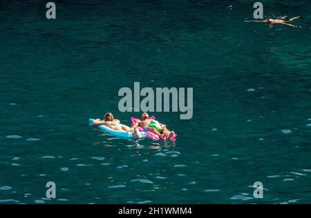 Polignano, Italie - le 17 septembre 2019 : se détendre et nager sur une charmante plage Lama Monachile à Polignano a Mare, Mer Adriatique, Pouilles, Bari bauvin Banque D'Images