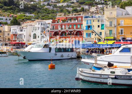 Île de Capri, Italie - 28 juin 2021 : Marina Grande, port principal pour les bateaux touristiques au large de la côte de la ville de Capri Banque D'Images