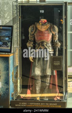 Belfast, Royaume-Uni, août 2019 , Armure Jaime Lannister de la saison 6 exposée devant le magasin Titanic dans le musée Titanic, Irlande du Nord Banque D'Images