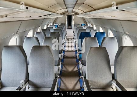 Lignes de sièges vides sur un ancien avion Banque D'Images