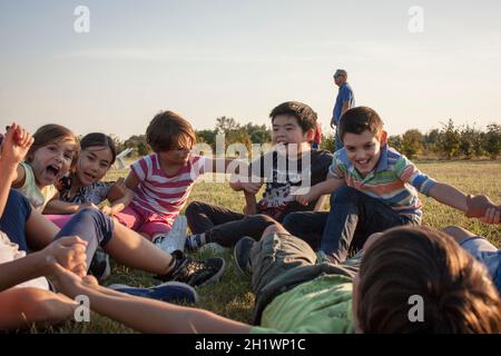 ROVIGO, ITALIE, 21 JUILLET 2021 : groupe d'enfants jouant dans le jardin Banque D'Images