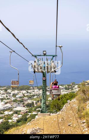 Capri Island, Italie - 28 juin 2021 : télésiège à Monte Solaro, vue sur les chaises hautes avec les touristes Banque D'Images