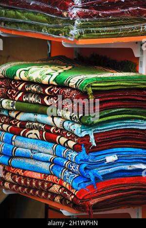 Tapis colorés vendant dans le vieux souk de Dubaï Banque D'Images