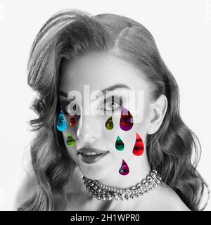 Collage d'art contemporain d'une belle femme avec des gouttes de larme pour les yeux humains.Noir et blanc Banque D'Images