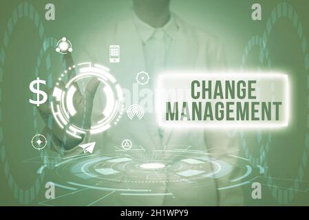 Affichage conceptuel gestion du changement, concept signifiant approche systématique de la transition Lady dans la tenue uniforme tablette dans la main Virtua Banque D'Images