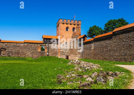 Mur défensif du château médiéval de Medininkai, Lituanie. Banque D'Images