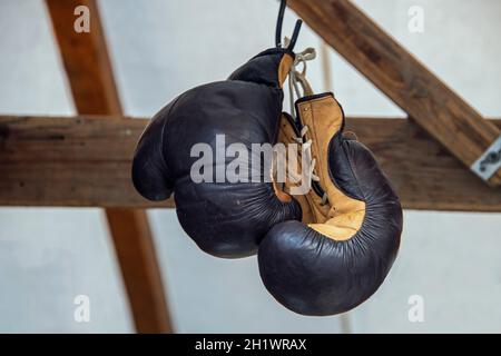 Une paire de gants de boxe en cuir de couleur marron-orange pour l'entraînement suivant Banque D'Images
