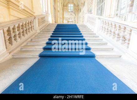 TURIN, ITALIE - VERS JUIN 2021 : le plus bel escalier baroque d'Europe situé dans le Palais Madama (Palazzo Madama). Intérieur avec marbre de luxe Banque D'Images