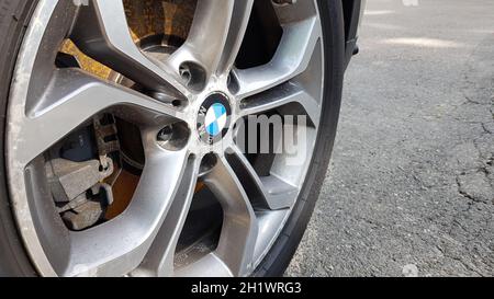 Ukraine, Kiev - août 28,2019 roue en alliage BMW d'origine sale et rayé avec des pneus sur une voiture de gros plan. Banque D'Images