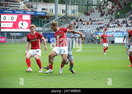 Geschicht schirmen Wagner Robert (SC Freiburg II U23) und Braun-Schumacher Sandrino (SC Freiburg II U23) den ball vor Wurtz Johannes (SV Wehen Wiesbad Banque D'Images