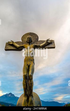 INNSBRUCK, AUTRICHE – 2 SEPTEMBRE 2013 : crucifix sur le pont de l'auberge (Innbrücken-Kreuz), une sculpture en bronze du Christ crucifié réalisée par Rudi Wach, c Banque D'Images