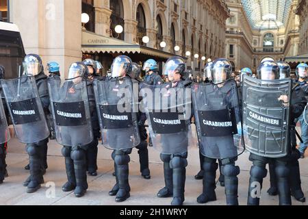 La police italienne avec un équipement anti-émeute pendant le proteste anti vaccin et passe verte dans le centre de Milan. Banque D'Images