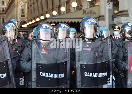 La police italienne avec un équipement anti-émeute pendant le proteste anti vaccin et passe verte dans le centre de Milan. Banque D'Images