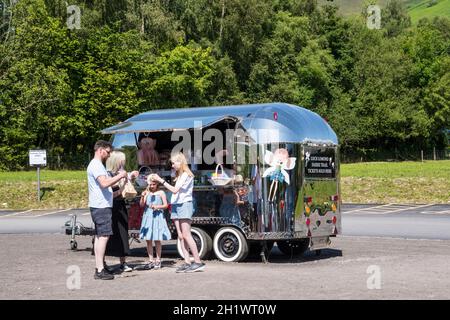 Les gens à l'extérieur de la caravane de billetterie pour le Loch Lomond Feyrie Trail à Luss. Banque D'Images