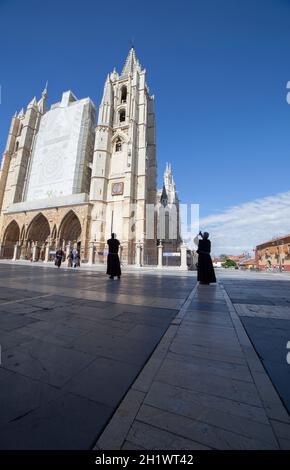 Leon, Espagne - 25 juin 2019 : les frères visitent la cathédrale de Leon, Espagne.Entrée principale Banque D'Images