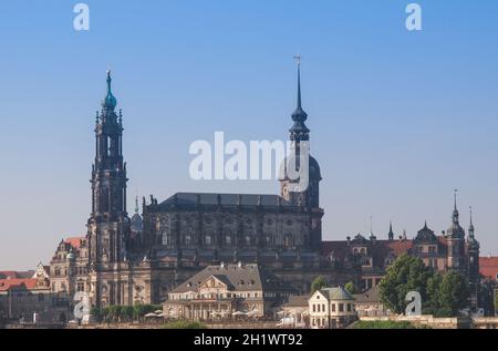 Dresde cathédrale de la Sainte Trinité aka Sanctissimae Trinitatis Kathedrale Hofkirche à Dresde Allemagne vu de l'Elbe Banque D'Images