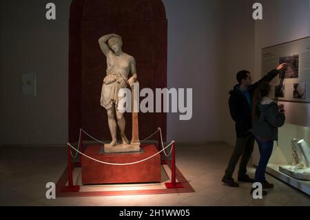 Ecija, Espagne - 21 avril 2019 : couple de visiteurs au Musée municipal d'histoire d'Ecija, Séville, Espagne Banque D'Images