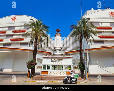 Beldibi, Kemer, Antalya, Turquie - 11 mai 2021: Catamaran Resort Hotel 5 ou village de villégiature sur la côte méditerranéenne d'Antalya.C'est une longue rue Banque D'Images