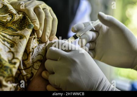 Soppeng, Indonésie.19 octobre 2021.Un agent de santé injecte une dose de 1 vaccin moderna Covid 19 pour le grand public.Auparavant, les travailleurs de la santé avaient reçu ce vaccin comme vaccin de rappel.Moderna est destiné aux résidents qui ne peuvent pas recevoir les vaccins Sinovac et AstraZeneca.Le gouvernement indonésien, par l'intermédiaire du ministère de la Santé, a attribué 5,102,300 doses de vaccin Moderna pour la vaccination Covid-19 dans 34 provinces.(Photo de Moch Farabi Wardana/Pacific Press) crédit: Pacific Press Media production Corp./Alay Live News Banque D'Images