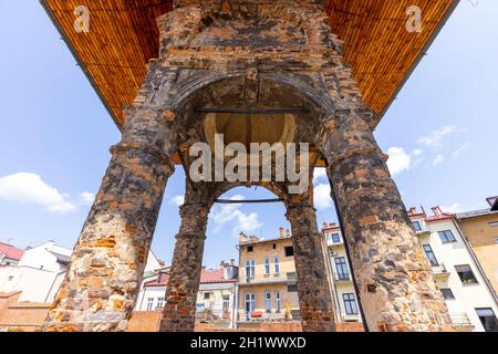 Tarnow, Pologne - 24 juillet 2021 : Synagogue Bima, plate-forme surélevée où la Torah est lue et où les prières sont conduites.C'est le seul élément conservé Banque D'Images