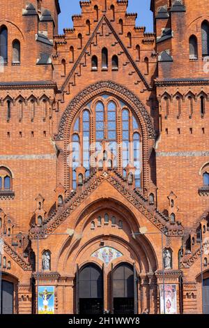 Tarnow, Pologne - 24 juillet 2021 : Église de la Sainte famille, façade de l'église paroissiale néo-gothique catholique romaine Banque D'Images