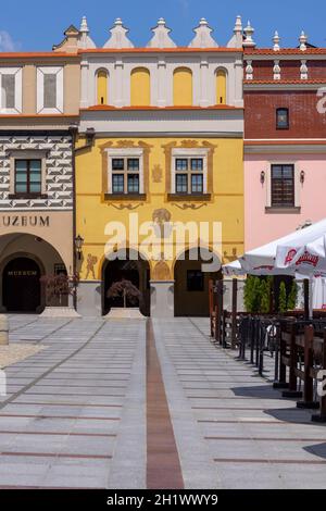 Tarnow, Pologne - 24 juillet 2021 : place de la ville avec maisons de tenement colorées de la Renaissance.Le marché a été fondé au XIVe siècle au cours de l'emplacement Banque D'Images