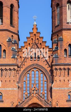 Tarnow, Pologne - 24 juillet 2021 : Église de la Sainte famille, façade de l'église paroissiale néo-gothique catholique romaine Banque D'Images