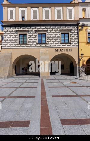 Tarnow, Pologne - 24 juillet 2021 : place de la ville avec maisons de tenement colorées de la Renaissance.Le marché a été fondé au XIVe siècle au cours de l'emplacement Banque D'Images