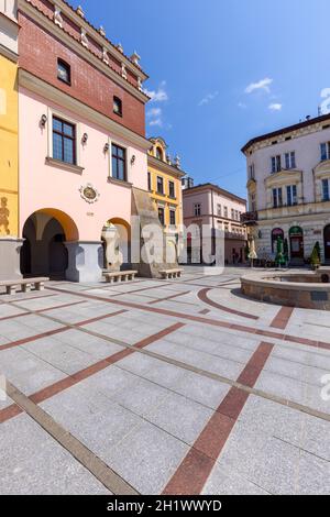 Tarnow, Pologne - 24 juillet 2021 : place de la ville avec maisons de tenement colorées de la Renaissance.Le marché a été fondé au XIVe siècle au cours de l'emplacement Banque D'Images