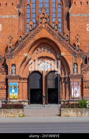 Tarnow, Pologne - 24 juillet 2021 : Église de la Sainte famille, façade de l'église paroissiale néo-gothique catholique romaine Banque D'Images