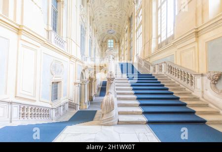 TURIN, ITALIE - VERS JUIN 2021 : le plus bel escalier baroque d'Europe situé dans le Palais Madama (Palazzo Madama). Intérieur avec marbre de luxe Banque D'Images