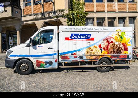 OBERURSEL, ALLEMAGNE 2021 04 27: Panneau du service de livraison des aliments surgelés BOFROST sur un camion-réfrigérateur de livraison des aliments Banque D'Images