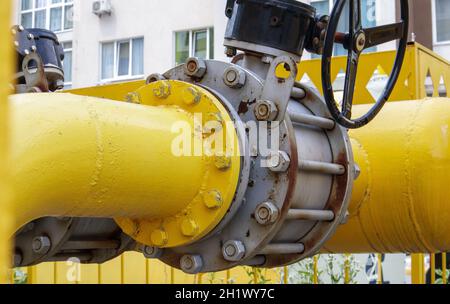 Tuyau de gaz jaune avec robinet. Raccords de canalisations de pétrole dans l'industrie du pétrole et du gaz. Usine de traitement du pétrole et du gaz avec raccords de canalisations. Sécurité industrielle Banque D'Images