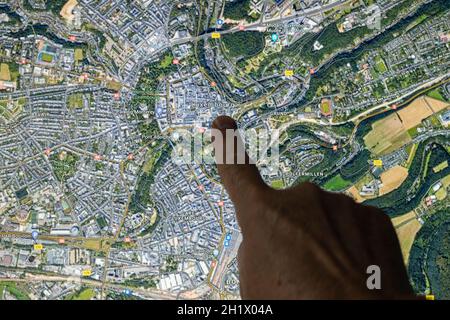 Udine, Italie. 21 août 2021. Vue satellite Gooble Maps du Luxembourg, indiquée avec un doigt Banque D'Images